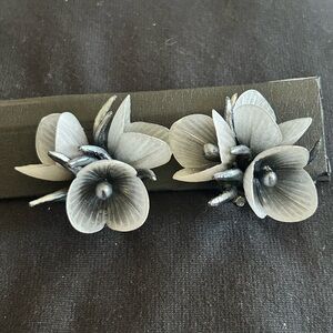 Vintage snap back Gray Floral Earrings